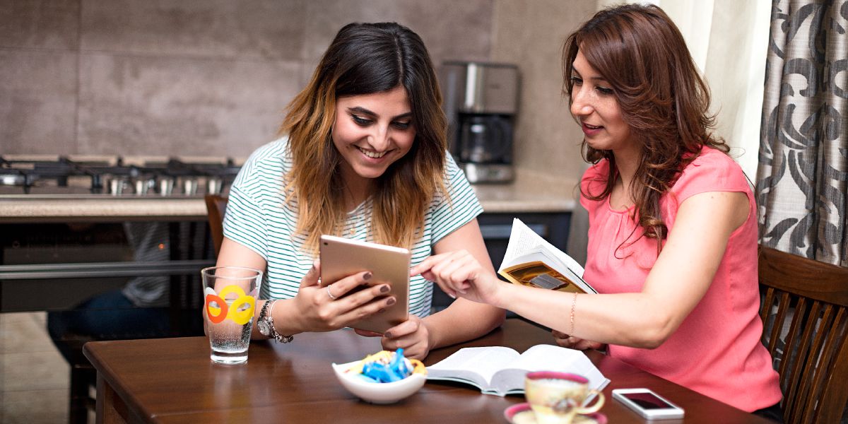 Uma irmã dirigindo estudo para uma mulher no idioma curdo