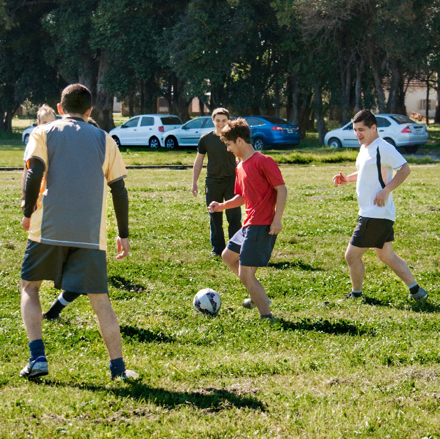 Jorge jogando futebol com os irmãos na Argentina