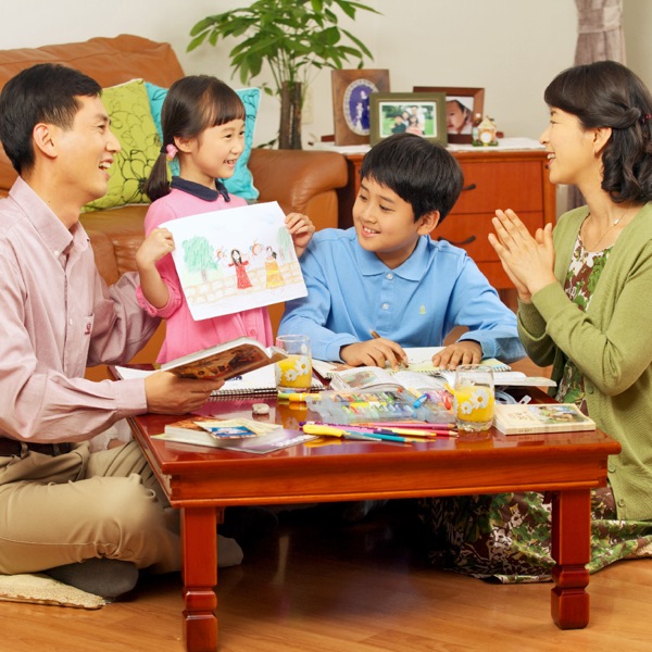 Uj familia kusisqa kashan Diosta yupaychanapaj tantakuypi