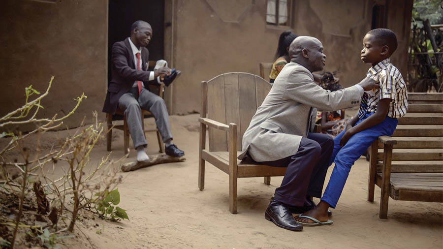‘Munakoyqa manapuni jaykʼajpis tukukonqachu: Pobres kaspapis (Congo)’ nisqa videomanta uj parte. Hermanos kʼachanchakushanku jatun tantakuyman rinankupaj.