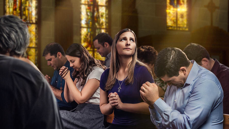 Uj warmi iglesiapi patata qhawarispa orakushan, wakintaj kʼumuykukuspa orakushanku.