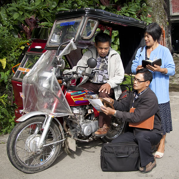 Two of Jehovah’s Witnesses preaching in the Philippines