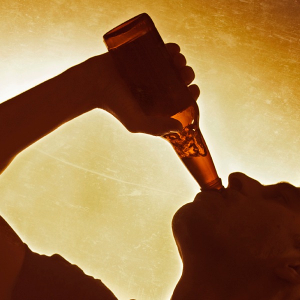 Bărbat consumând alcool în exces