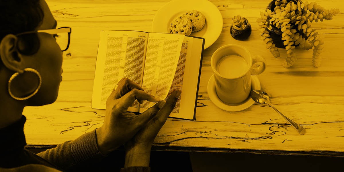 O femeie citește din Biblie