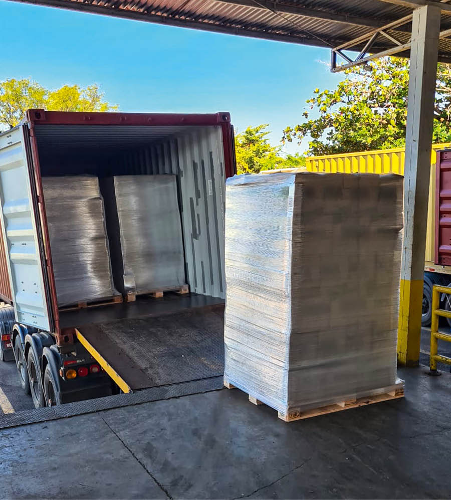 Un palet cu pachete alimentare este gata să fie încărcat într-un container și expediat