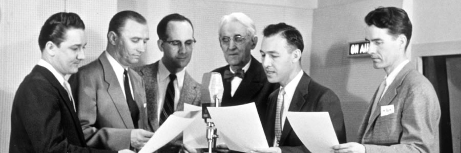 Fraţi de credinţă prezentând o emisiune la postul de radio WBBR