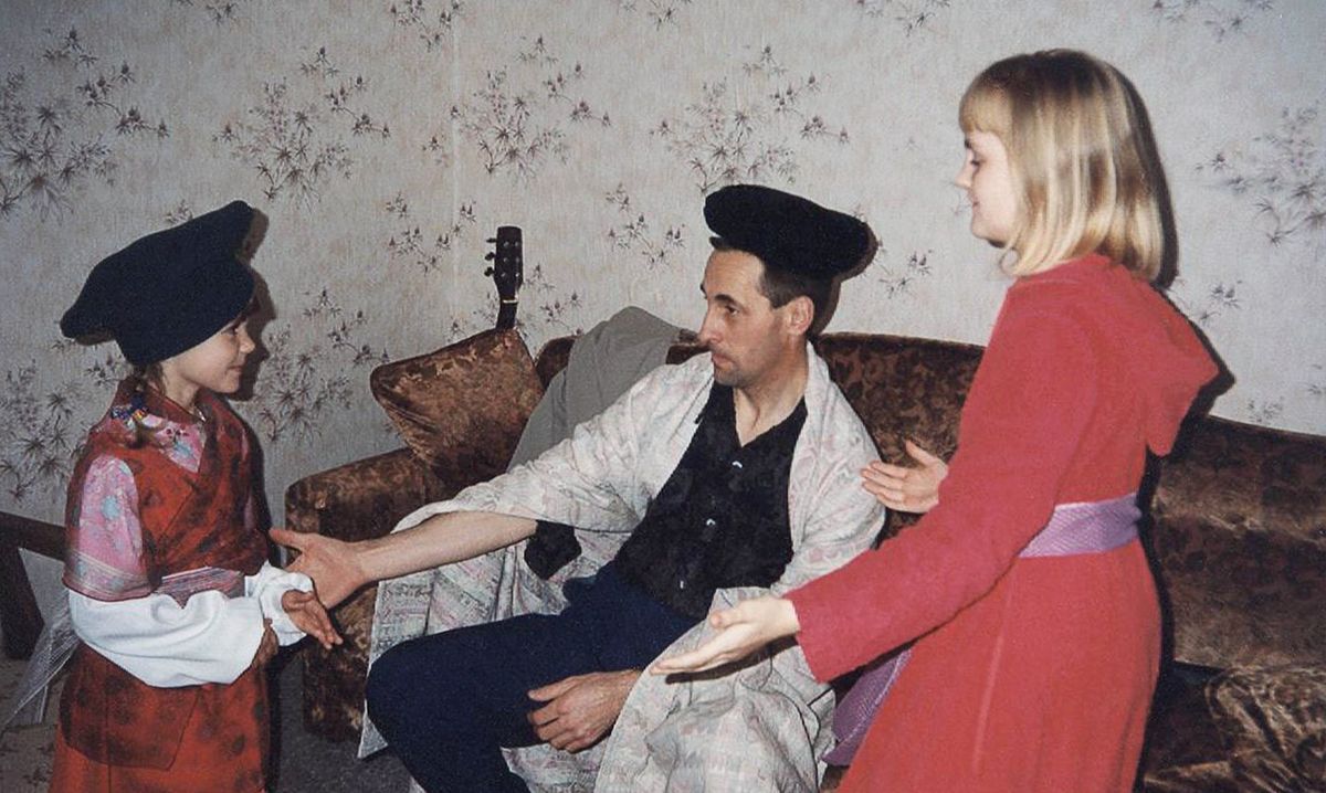 Virgilijus are pe cap o șapcă drept coroană și pe umeri o pătură drept mantie; el și cele două fete ale lui pun în scenă relatarea biblică despre Estera