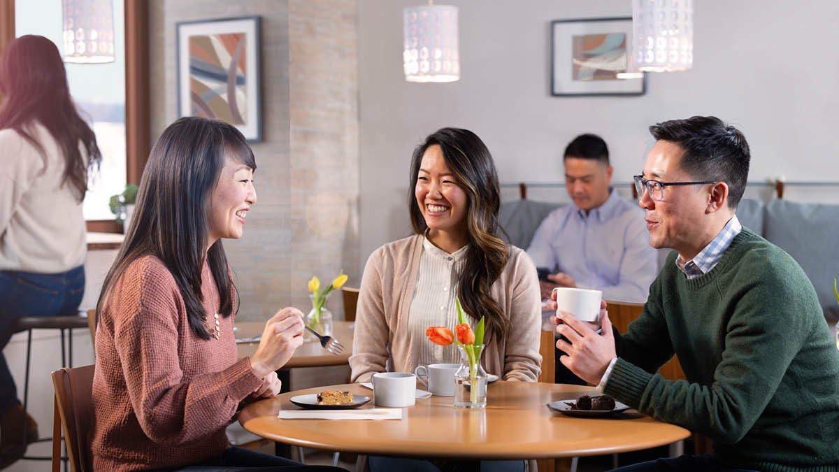 Un bărbat și o femeie comunică unul cu celălalt în perioada curtării