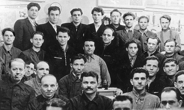 Martori ai lui Iehova din lagărul de muncă din Mordovia (Rusia) celebrând Comemorarea în 1957