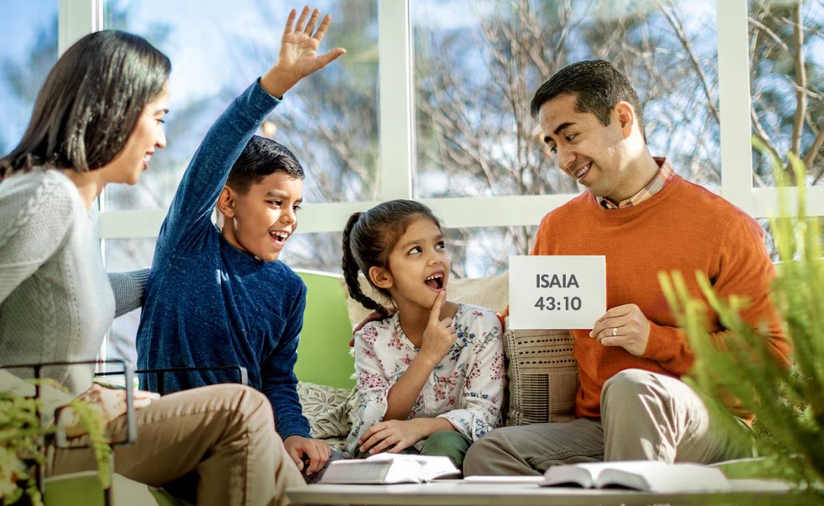 În timpul închinării în familie, părinții folosesc cartonașe cu versete pentru a-i ajuta pe copii să memoreze texte biblice