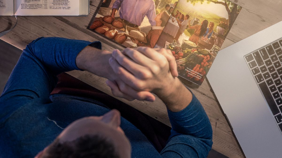 Un frate se roagă și meditează la speranța Paradisului