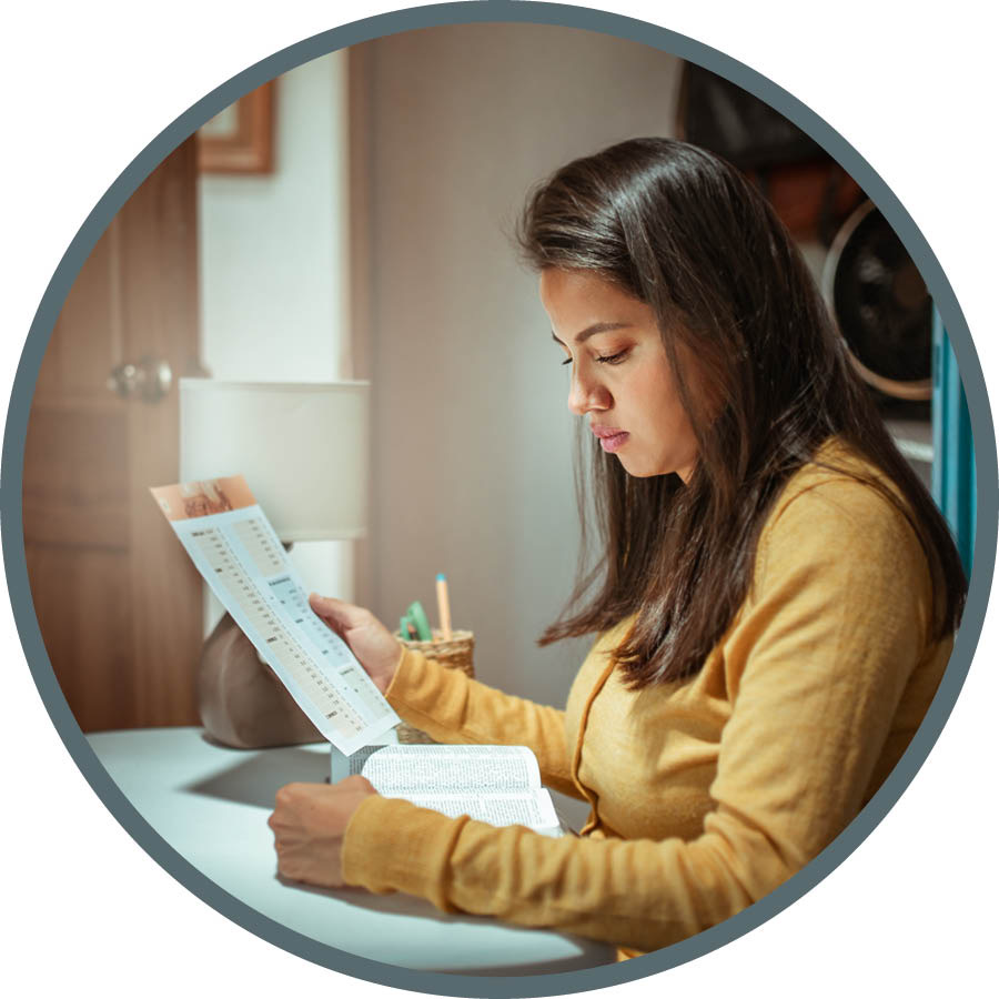 Eleva citește din Biblie ținând în mână programul pentru citirea din Biblie.