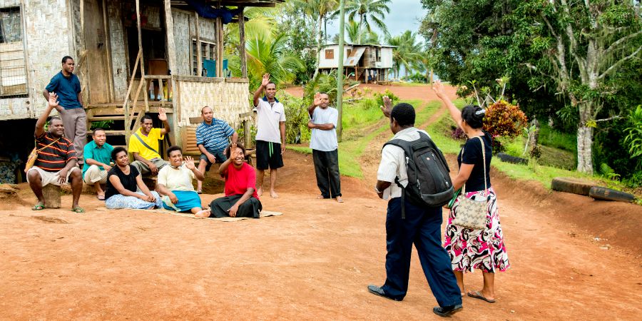 Oamenii din Papua Noua Guinee sunt bucuroși să-i vadă pe Terence și Stella întorcându-se
