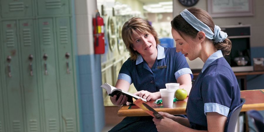 Во время перерыва сестра беседует о Библии с сотрудницей по работе.