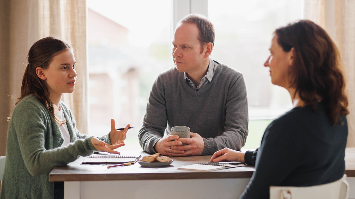 Та же девочка делится своими чувствами с родителями. Они внимательно её слушают.