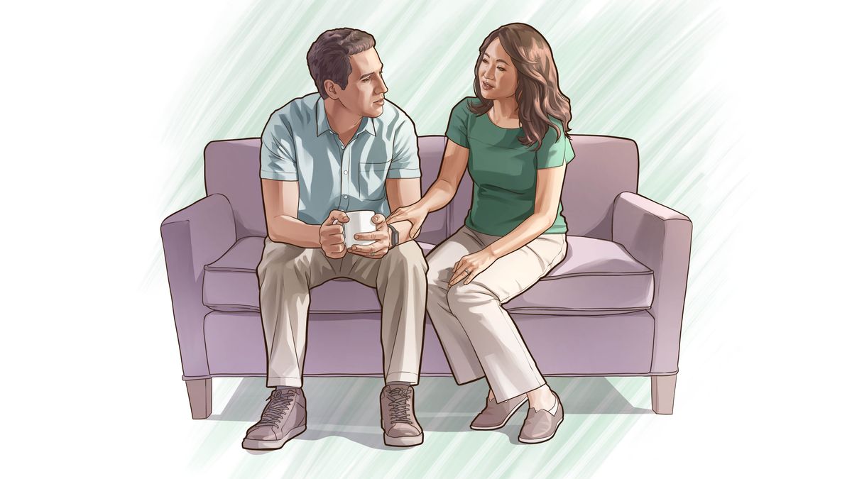 Муж внимательно слушает жену, которая делится с ним своими чувствами.