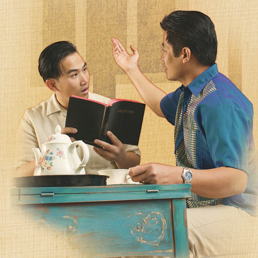 Улан показывает библейские стихи Сандану