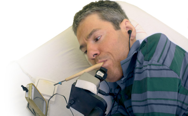 Феликс Аларкон, держа палочку во рту, набирает телефонный номер