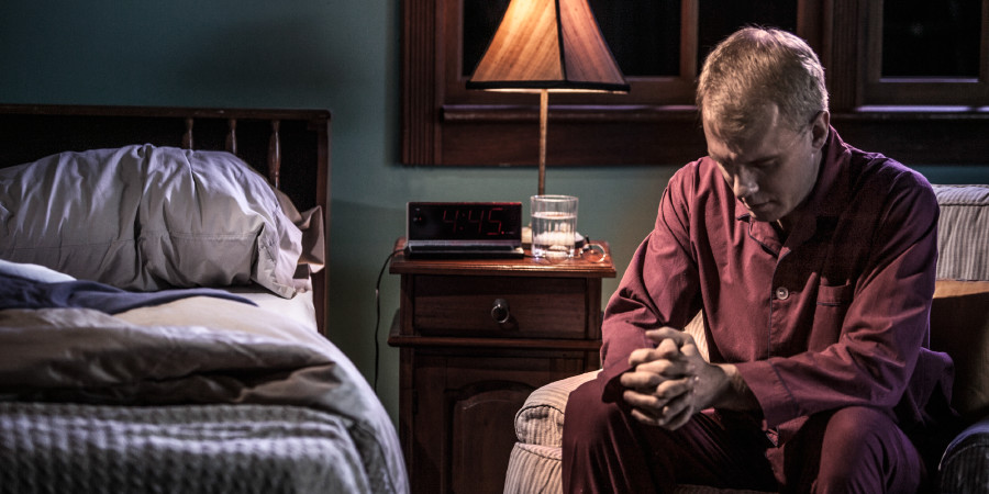 Мужчина молится в ранний утренний час