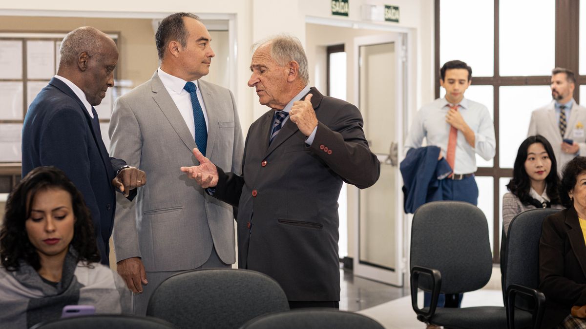 Старейшина слушает двух других старейшин, которые негативно отзываются о молодом брате, в спешке входящем в Зал Царства, когда встреча уже началась.