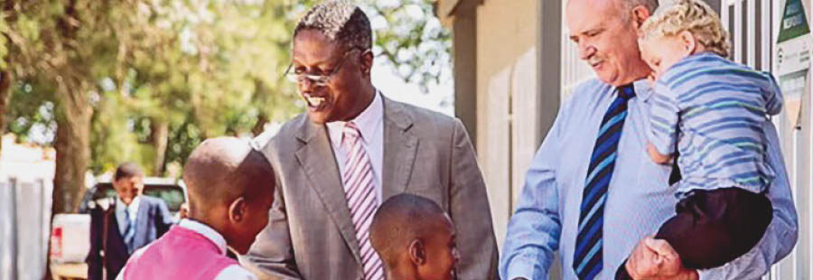 Johny na Gideon bariko baramutsa abana ku Ngoro y’Ivyabona vya Yehova.