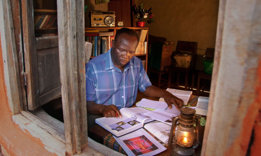 Umuvukanyi mukirisu ariko aragira ubushakashatsi mu bitabu vy’Ivyabona vya Yehova
