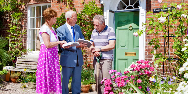 David Cartwright n’umukenyezi wiwe Gwen bari kumwe mu ndimiro