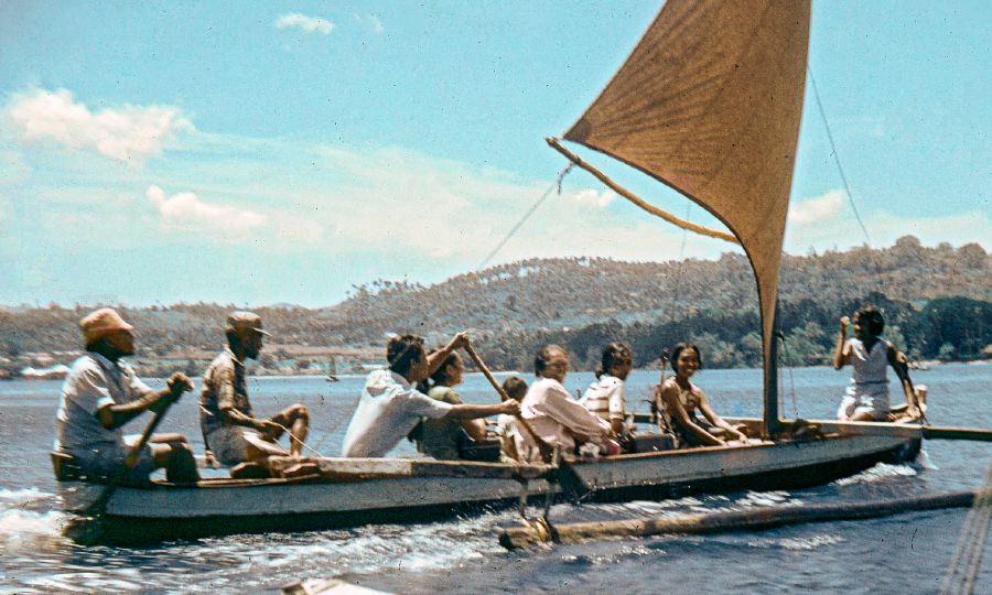 Abamamaji bari mu bwato bagiye kwamamaza i Ambon mw’izinga rya Maluku