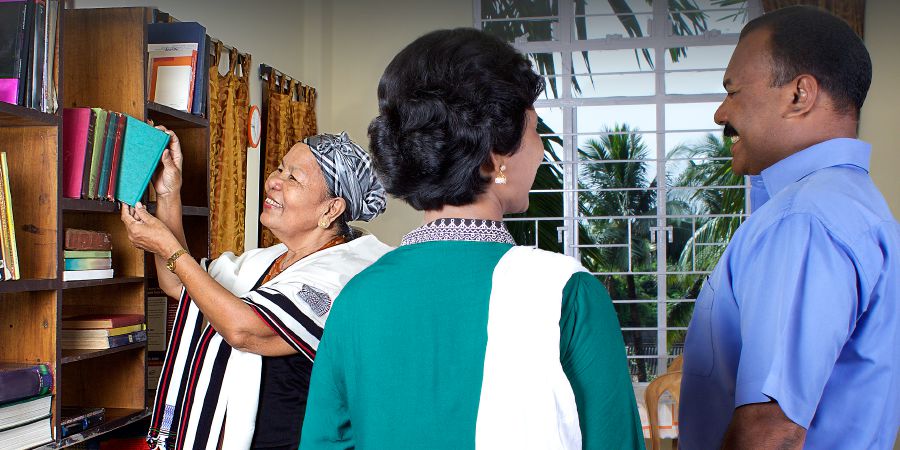 Umugore wo mu Buhindi yashimishijwe n’ukuri ariko arereka abatsimvyi babiri ibitabu vyo mu myaka ya 1970 na 1980 yari yarabitse