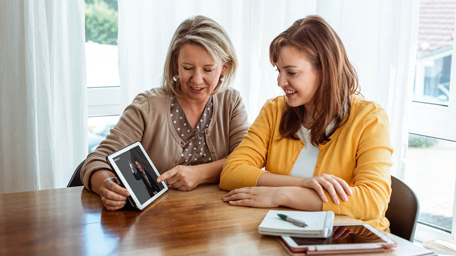 Pendant un cours biblique, une sœur montre à son étudiante une vidéo.
