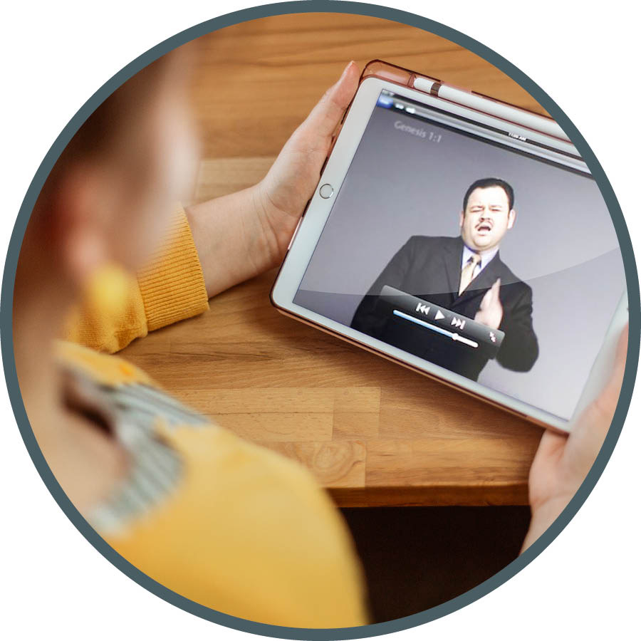 L’étudiante lit la Bible, un programme de lecture biblique à la main.