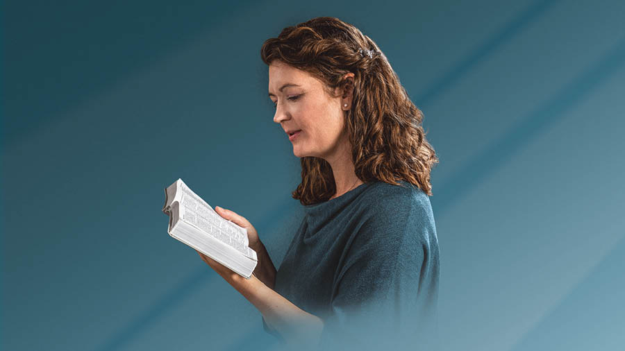 Une sœur lit la Bible.
