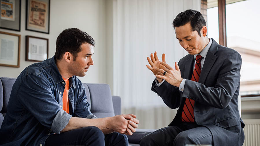 Un ancien prie avec un frère qui est revenu à Jéhovah.