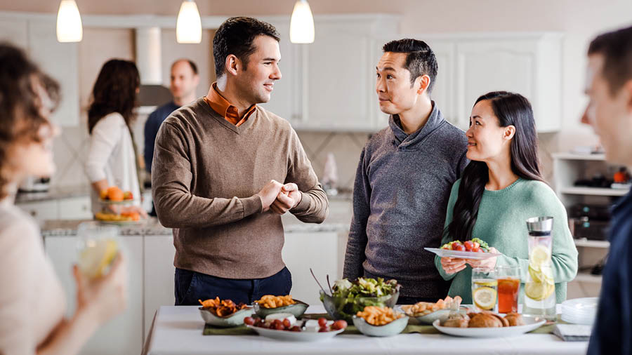 Lors d’un moment de détente, le frère discute avec d’autres membres de l’assemblée.