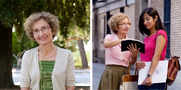 Isolina vo zvestovateľskej službe ukazuje žene biblický text