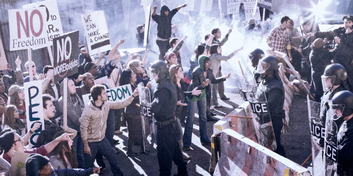 Policisti skušajo ustaviti politične proteste.