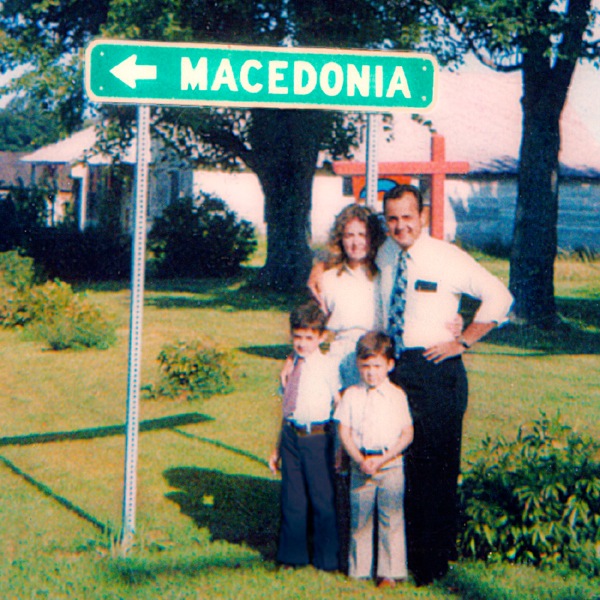 Anthony in Susan Morris s svojima sinovoma na redko obdelanem področju