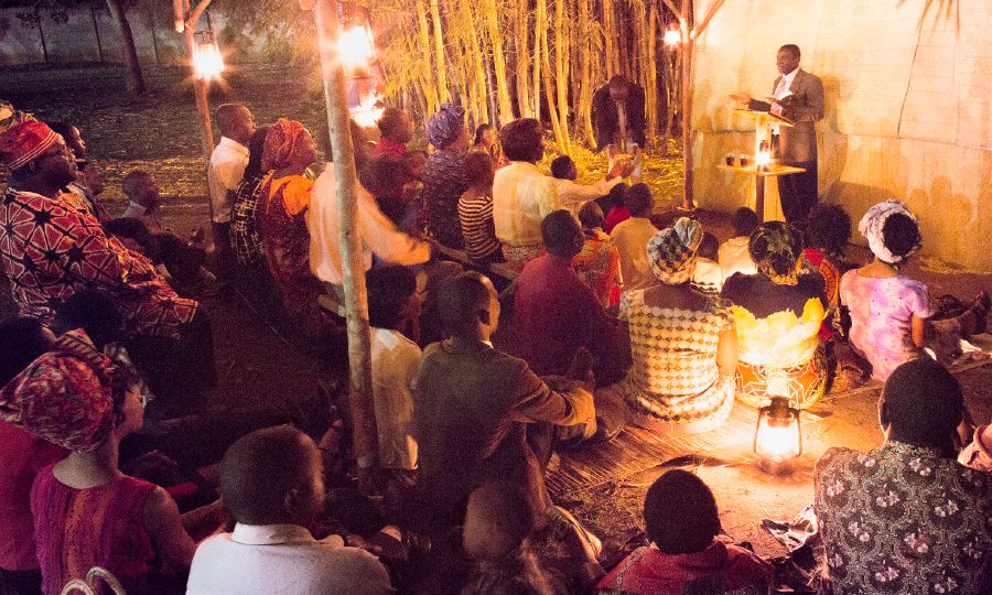 Oddaljena skupina v Malaviju med spominsko slovesnostjo, na kateri je prisotnih 120 ljudi.