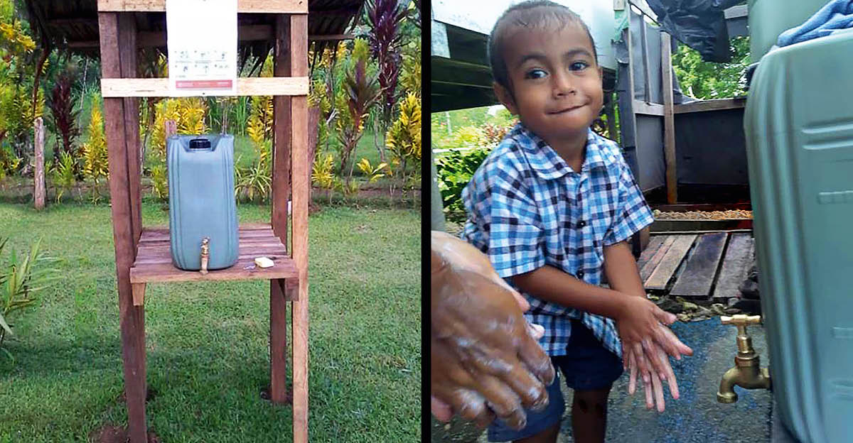Mapikicha: 1. Nzvimbo yekugezera maoko ine bhaketi rine pombi. 2. Kamukomana neimwe hama vari kugeza maoko avo papombi iri pabhaketi.