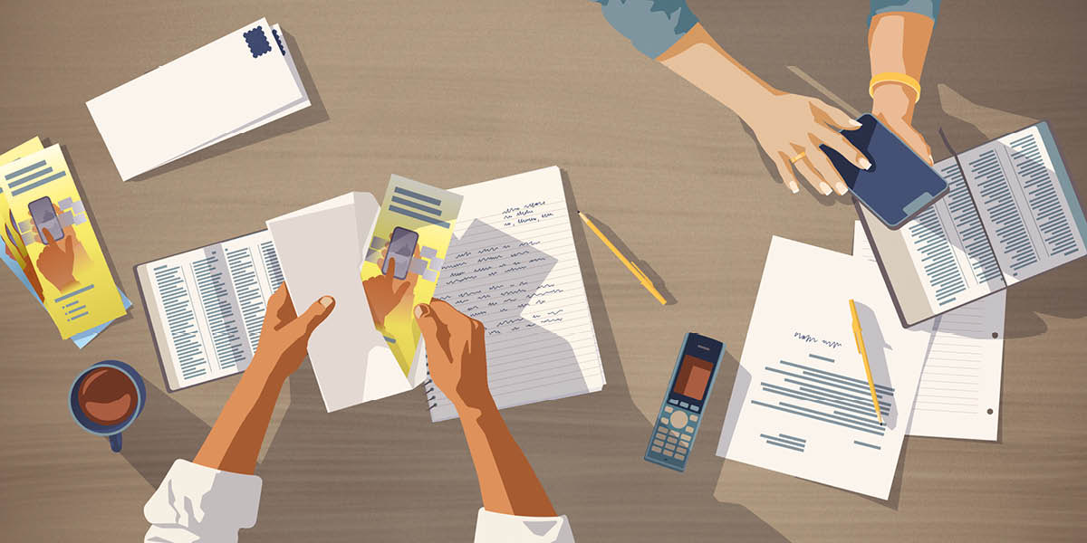 Vaparidzi vaviri vari kuparidza vachishandisa foni uye vachiita zvekunyora tsamba.