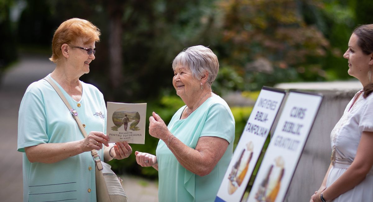 Ibolya akamira neimwe hanzvadzi pachingoro chemabhuku. Ibolya ari kushandisa bhurocha rinonzi “Rarama Nekusingaperi Uchifara!” kuparidzira mumwe mukadzi.