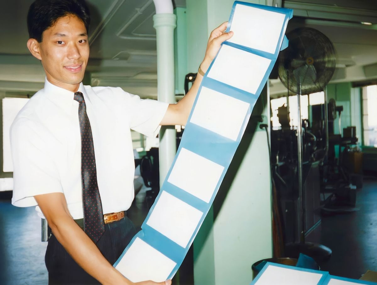 Ken achiratidza vanhu makavha emabhuku mufekitari yekugadzira mabhuku kuBrooklyn.