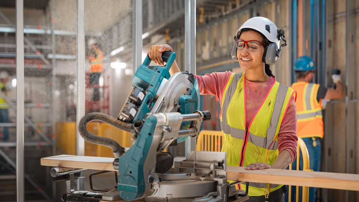 Hanzvadzi iya iri kushandisa muchina wekucheka mapuranga.