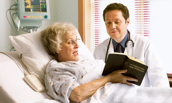 Një e krishterë në spital i shpjegon mjekut çfarë thotë Bibla për gjakun