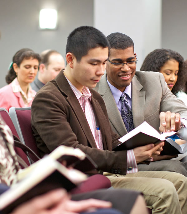 Njerëzit po lexojnë Biblën në një mbledhje të krishterë