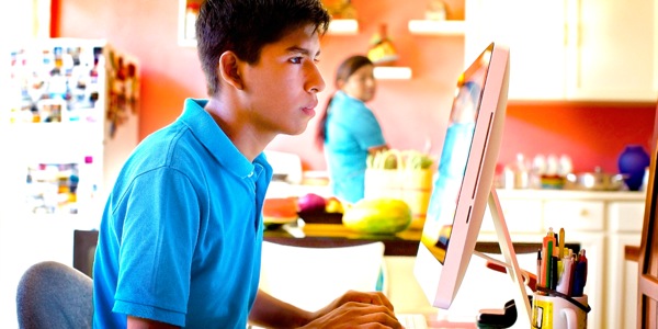 Nëna sheh të birin duke lundruar në Internet