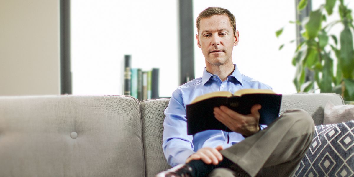 Një burrë duke lexuar Biblën