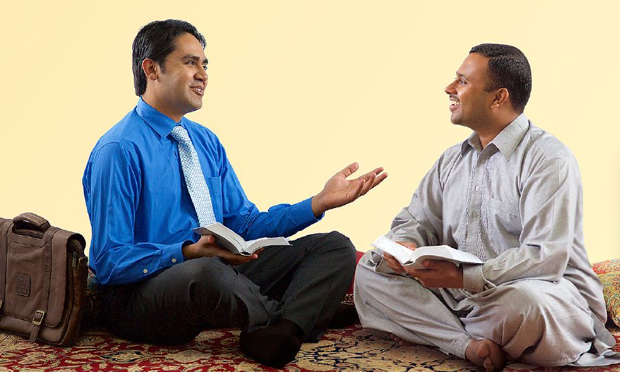 Një Dëshmitar i Jehovait duke folur për Biblën me një burrë