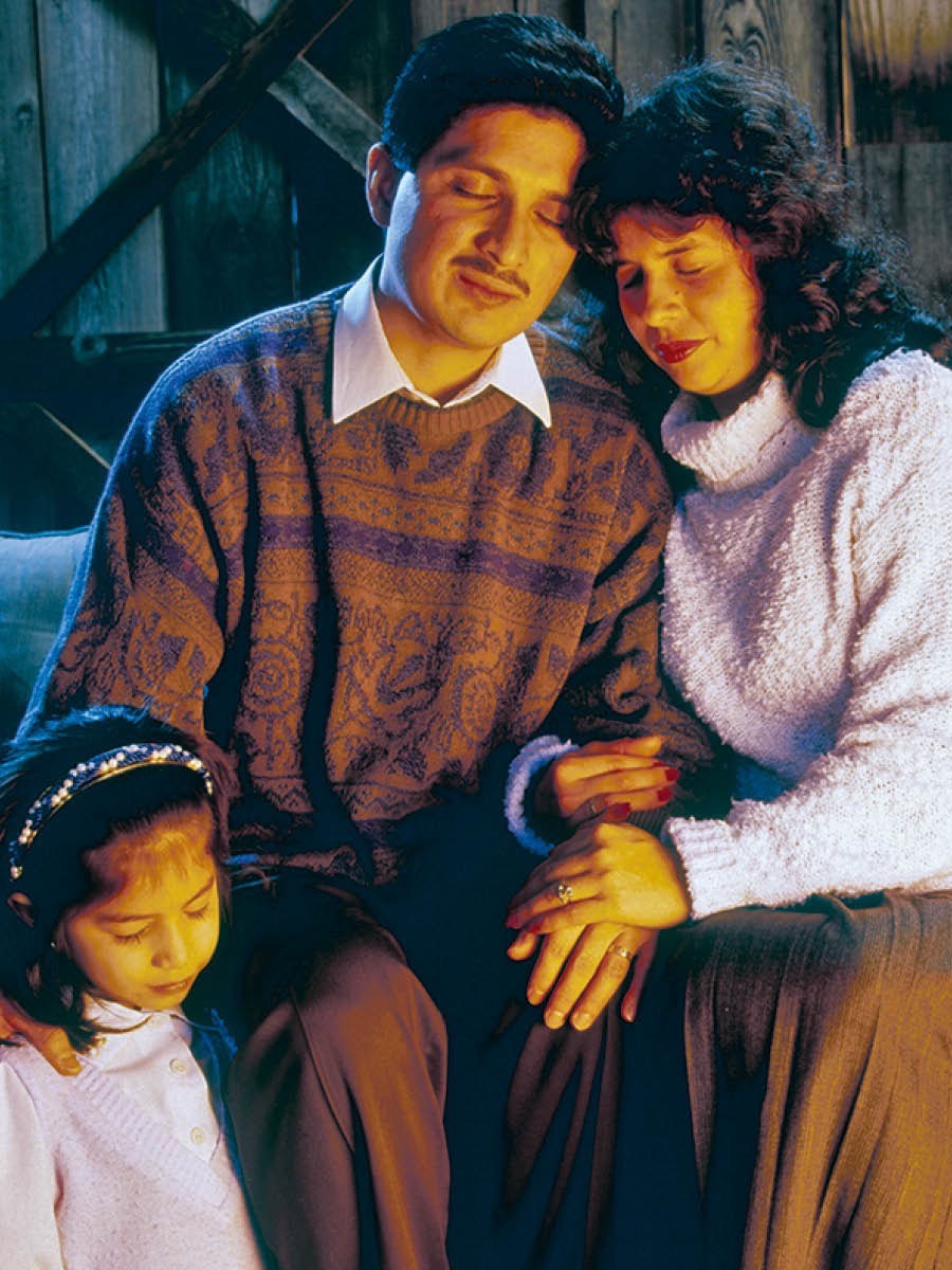 Një familje lutet së bashku