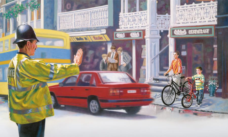 Një polic i thotë djemve të presin para se të kalojnë rrugën